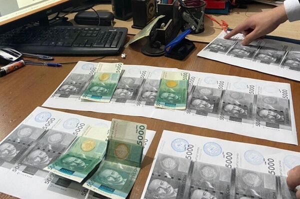 11 апреля с поличным при получении 100 тысяч сомов в своем служебном кабинете была задержана следователь Ж. А. Т. - Sputnik Кыргызстан