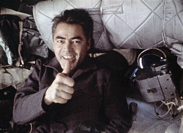 Первый космонавт, который работал на орбите без скафандра, — Андриян Николаев. В ходе полета Николаев отвязался от кресла и свободно парил в невесомости. Он также первым участвовал в военном эксперименте в космосе.   - Sputnik Кыргызстан