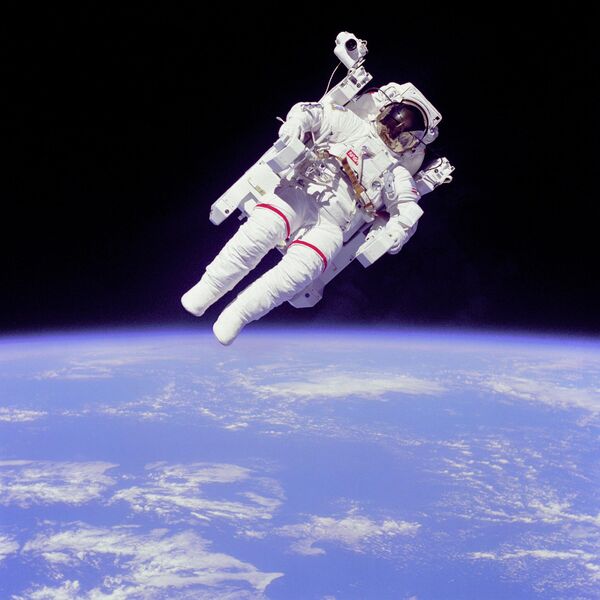 Первый человек, работавший в открытом космосе без механической связи с кораблем, — астронавт НАСА, пилот ВМС США Брюс Маккэндлесс - Sputnik Кыргызстан