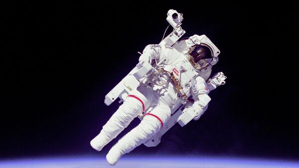 Астронавт на орбите земли. Архивное фото - Sputnik Кыргызстан