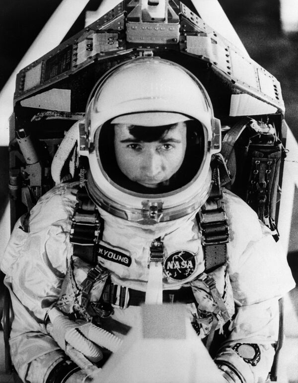 Первый и единственный человек, управлявший космическими аппаратами четырех типов, — Джон Янг. Американский астронавт управлял кораблями &quot;Джемини&quot;, командным модулем &quot;Аполлона-10&quot;, лунным модулем &quot;Аполлона-16&quot; и кораблем &quot;Спейс Шаттл&quot;. - Sputnik Кыргызстан