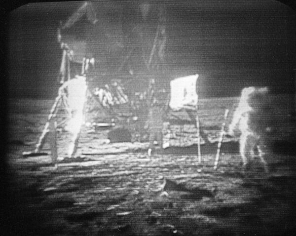 Первый человек, ступивший на Луну, — Нил Олден Армстронг. Американский астронавт высадился на спутник Земли 20 июля 1969 года в ходе лунной экспедиции корабля &quot;Аполлон-11&quot;. - Sputnik Кыргызстан