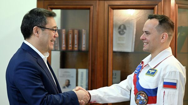 Президент Садыр Жапаров встретился с российским космонавтом, уроженцем Кыргызстана Сергеем Корсаковым - Sputnik Кыргызстан