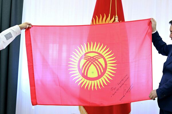 Президент отметил, что в Кыргызстане всегда рады встречать знаменитых соотечественников, а он лично готов всячески поддерживать и поощрять их - Sputnik Кыргызстан