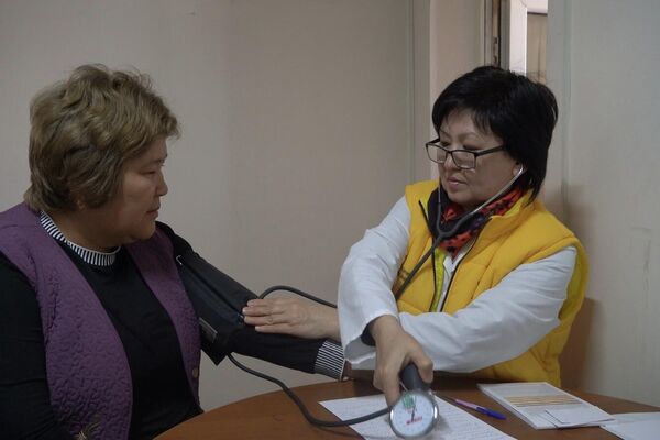 В Бишкеке организованы выездные мобильные клиники для увеличения охвата населения профилактическими прививками - Sputnik Кыргызстан