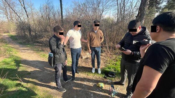 В Бишкеке задержали двоих учеников одной из престижных школ при попытке закладок наркотиков в Ботсаду на Ахунбаева/7 Апреля - Sputnik Кыргызстан