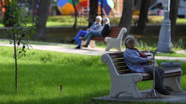 Пожилая женщина сидит на лавочке. Архивное фото - Sputnik Кыргызстан