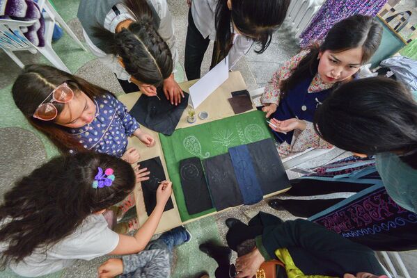 Организаторы хотят показать ценность кыргызской вышивки, вдохновить носителей этого искусства и популяризировать традиционные ремесла - Sputnik Кыргызстан