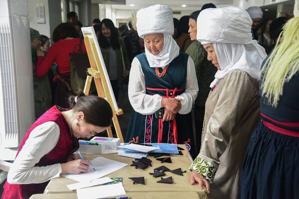 Женщины — обладательницы традиционных знаний наблюдают за процессом создания вышивки - Sputnik Кыргызстан