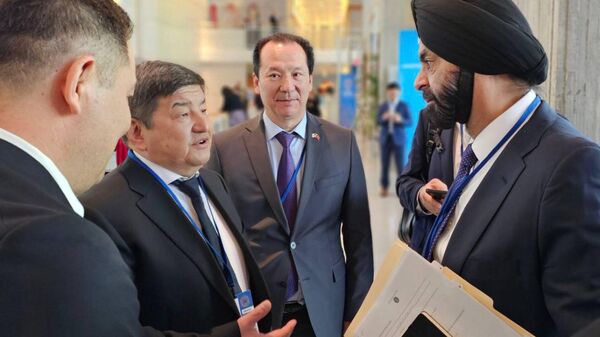 Председатель кабмина Акылбек Жапаров встретился с новым Президентом Группы Всемирного банка Аджаем Банга - Sputnik Кыргызстан