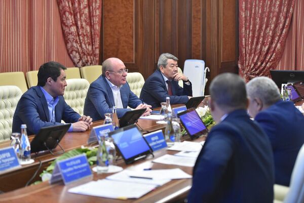 Они обсудили приоритетные направления сотрудничества и дальнейшие меры по улучшению системы газоснабжения в рамках Генеральной схемы газоснабжения и газификации Кыргызстана до 2030 года - Sputnik Кыргызстан