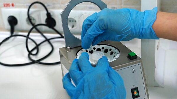 ДНК анализ жасап жаткан лаборатория кызматкери. Архив - Sputnik Кыргызстан
