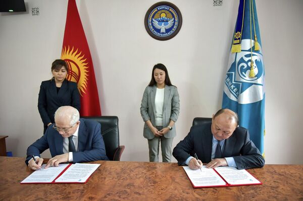 Мэрия Бишкека и &quot;Российская газета&quot; (официальное печатное издание правительства РФ) подписали меморандум о сотрудничестве - Sputnik Кыргызстан