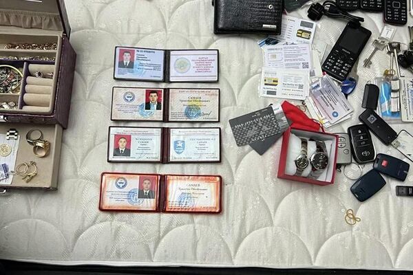 На них видно, что при обыске нашли ювелирные изделия, телефоны, различные банковские карты и брелоки от автомобилей - Sputnik Кыргызстан