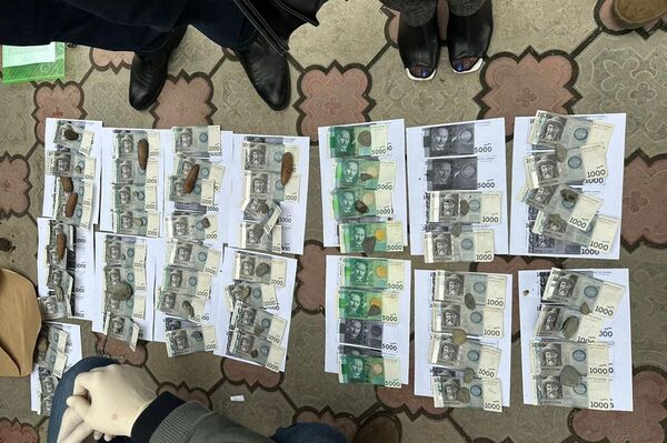 Спецслужба заявила, что милиционер требовал взятку в 5 тысяч долларов у гражданина М. Д. О. за прекращение уголовного дела по факту мошенничества - Sputnik Кыргызстан