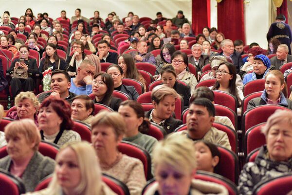 Зрители на премьере спектакля &quot;Железнова Васса. Мать&quot; в Бишкеке - Sputnik Кыргызстан