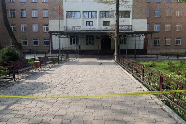 Учащихся и персонал некоторых школ Бишкека эвакуировали после сообщений о взрывных устройствах, поступивших на электронную почту учебных заведений - Sputnik Кыргызстан