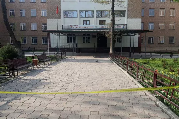 Некоторые школы Бишкека эвакуировали после сообщений о бомбе, поступивших на электронную почту учреждений - Sputnik Кыргызстан