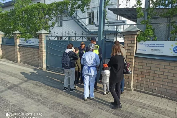 По сведениям СМИ, эвакуировали учеников и учителей еще из нескольких школ - Sputnik Кыргызстан