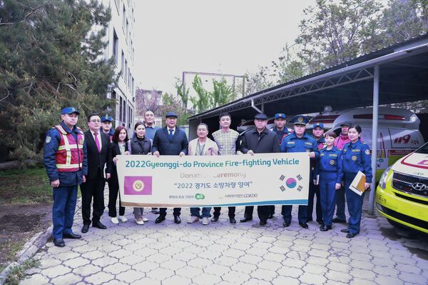 Церемония передачи транспорта прошла при участии министра Бообека Ажикеева и представителей Корейского фонда социального обеспечения - Sputnik Кыргызстан