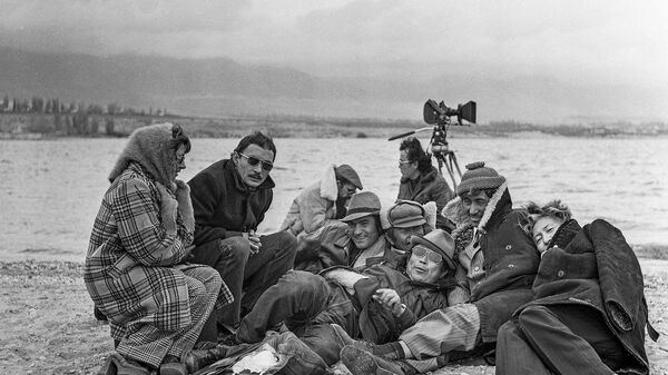 Кинодеятели укрываются от ветра на берегу Иссык-Куля — фото 1977 года - Sputnik Кыргызстан