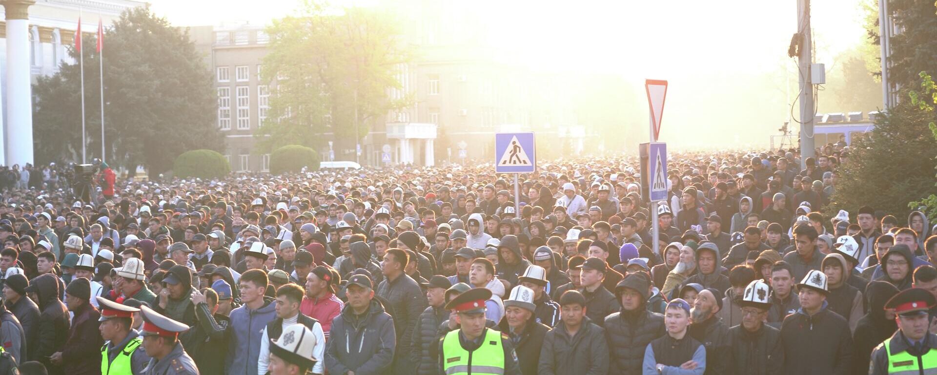 Тысячи верующих собрались на Айт-намаз в центре Бишкека - Sputnik Кыргызстан, 1920, 21.04.2023