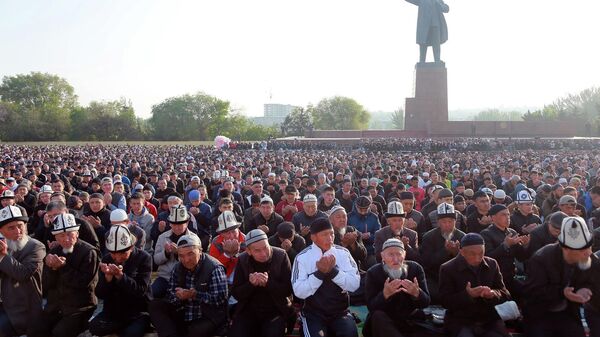 Праздничный Айт-намаз в честь Орозо 2023 в Оше - Sputnik Кыргызстан