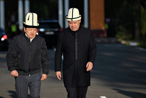Президент Садыр Жапаров и председатель кабмина Акылбек Жапаров идут на Старую площадь, чтобы принять участие в Айт-намазе - Sputnik Кыргызстан