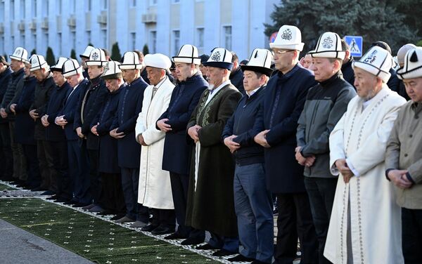 Президент, глава кабмина и другие на Старой площади - Sputnik Кыргызстан