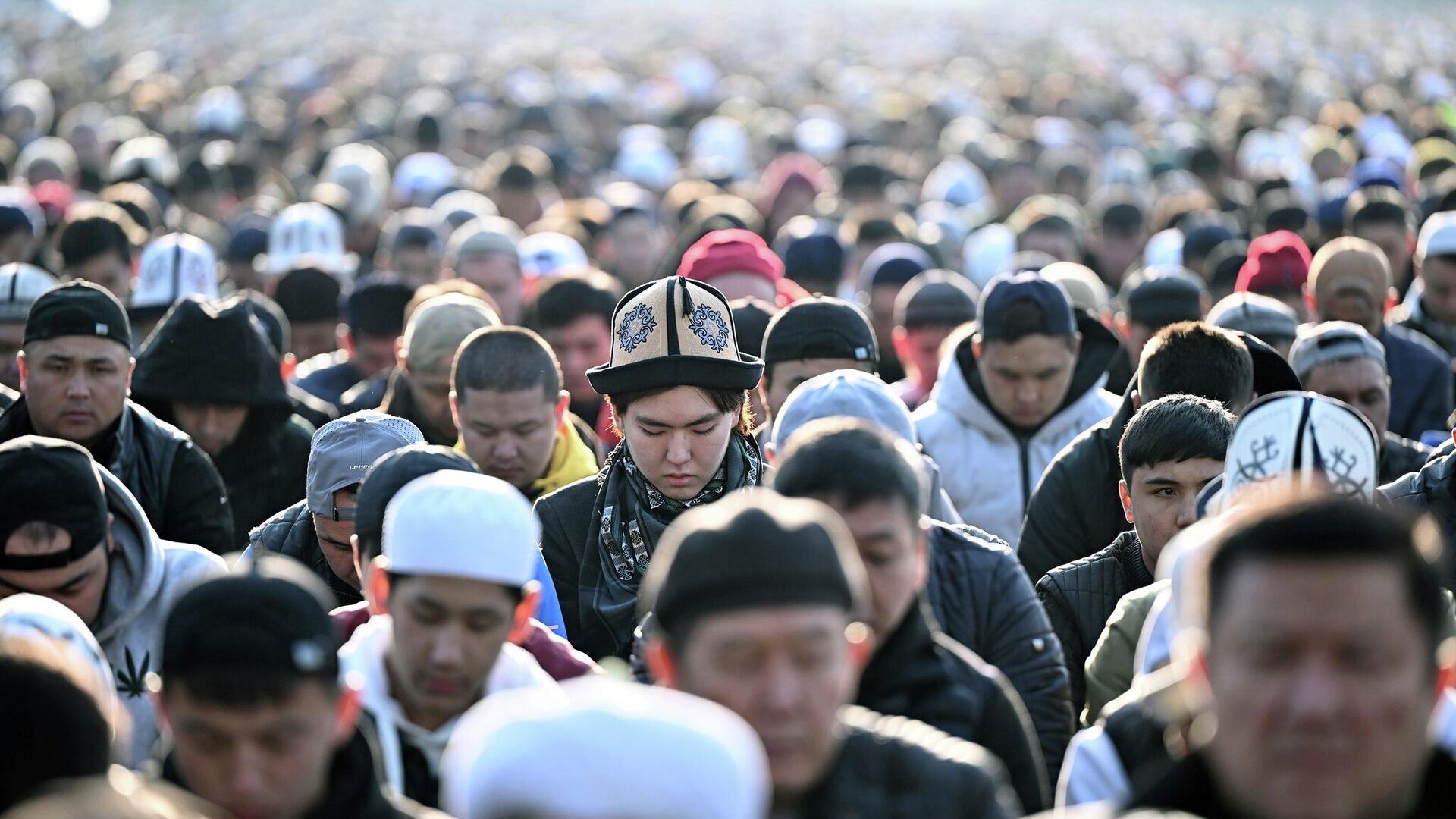 Мусульмане на айт-намаза во время Орозо айта на старой площади Бишкека. Архивное фото - Sputnik Кыргызстан, 1920, 26.12.2023