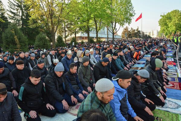 Мусульмане собрались, чтобы прочесть молитву по случаю окончания Рамазана - Sputnik Кыргызстан