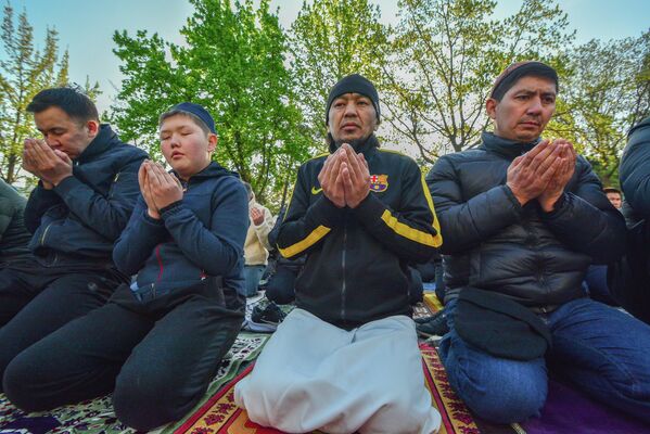 Перед чтением молитвы представители духовенства рассказывали притчи и хадисы - Sputnik Кыргызстан