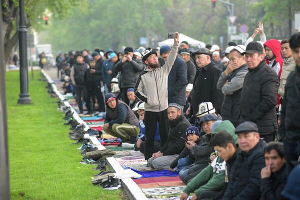 Коллективный намаз провели на Старой площади Бишкека - Sputnik Кыргызстан