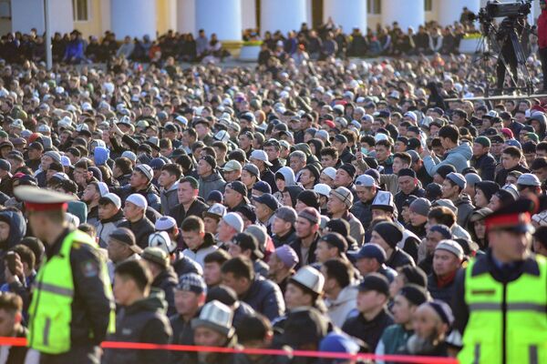 Мусульмане во время Айт-намаза по случаю священного праздника Орозо айт на Старой площади - Sputnik Кыргызстан