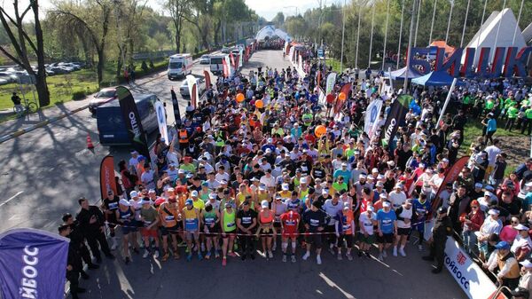 Бишкекте 3,5 миң адам жарым марафондо күч сынашты. Видео - Sputnik Кыргызстан
