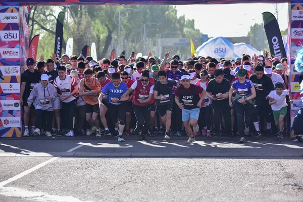 Бишкекте Бакай Банк Jaz Demi жарым марафонуна 3500 адам катышты - Sputnik Кыргызстан
