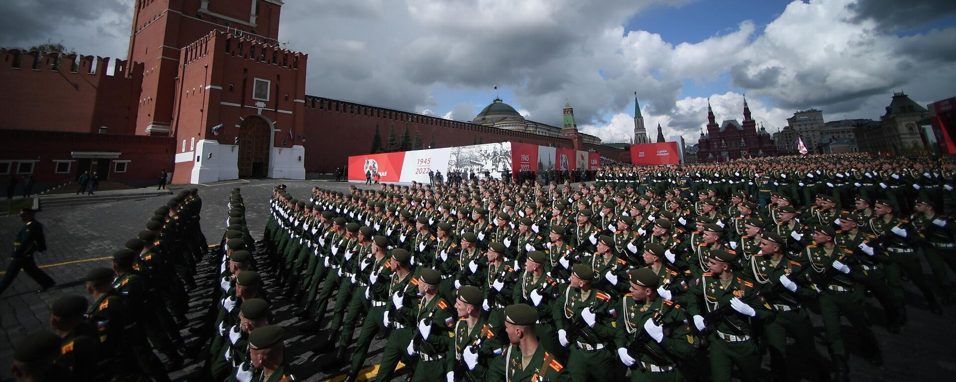 Военный парад, посвящённый годовщине Победы в Великой Отечественной войне. Архивное фото - Sputnik Кыргызстан, 1920, 24.04.2023