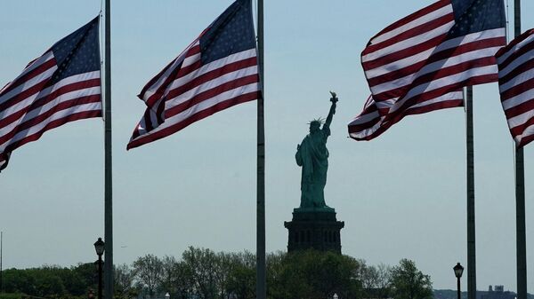 Флаги США развеваются над Нью-Йоркским заливом. Архивное фото - Sputnik Кыргызстан