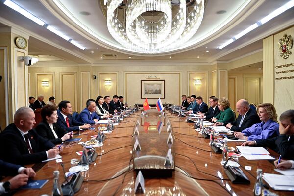 Шакиев отметил, что развитие отношений между двумя странами, основанных на многолетних узах дружбы и взаимодоверия, является приоритетом для Кыргызстана, а также выразил уверенность, что встреча придаст дополнительный импульс укреплению партнерства - Sputnik Кыргызстан