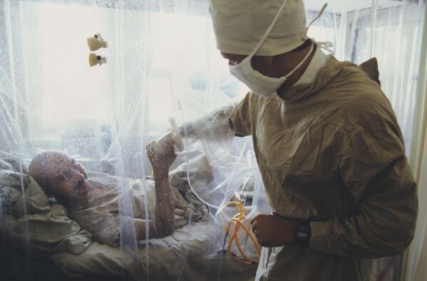 Пострадавший от аварии на Чернобыльской АЭС на лечении в 6-й городской клинической больнице Минздрава СССР - Sputnik Кыргызстан