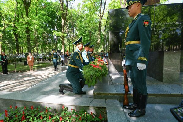 В парке имени Ю. Фучика в Бишкеке состоялось возложение цветов, посвященное 37-й годовщине катастрофы на Чернобыльской АЭС - Sputnik Кыргызстан