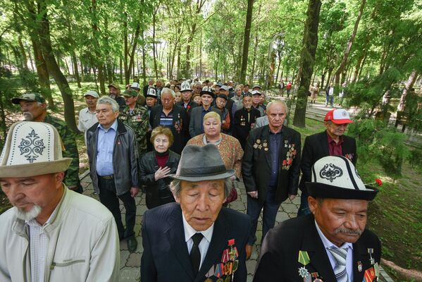 ...и почтили память погибших минутой молчания - Sputnik Кыргызстан