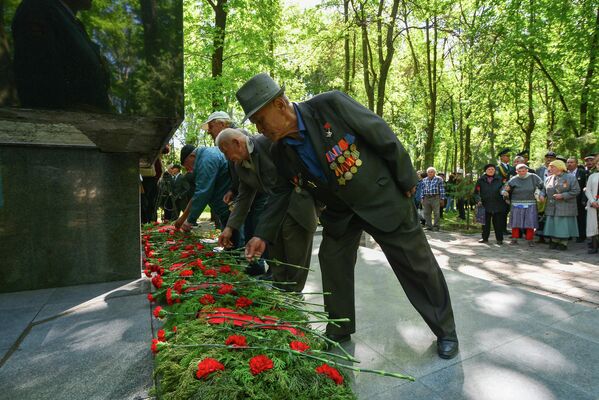 Участники возложили цветы к памятнику чернобыльцам...  - Sputnik Кыргызстан