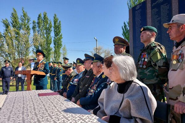 В мероприятии в селе Джал участвовали близкие героя, ветераны Великой Отечественной войны, представители посольства России - Sputnik Кыргызстан