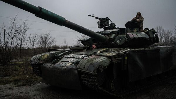 Украиналык аскер кызматкерлер танк менен барып жатышат. Архив - Sputnik Кыргызстан