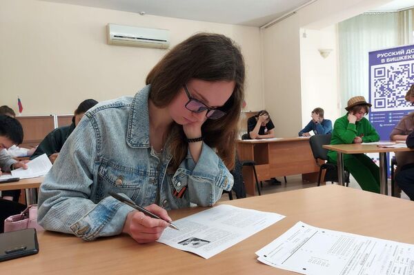 Участникам предложили 25 вопросов на общеисторические и региональные темы. - Sputnik Кыргызстан