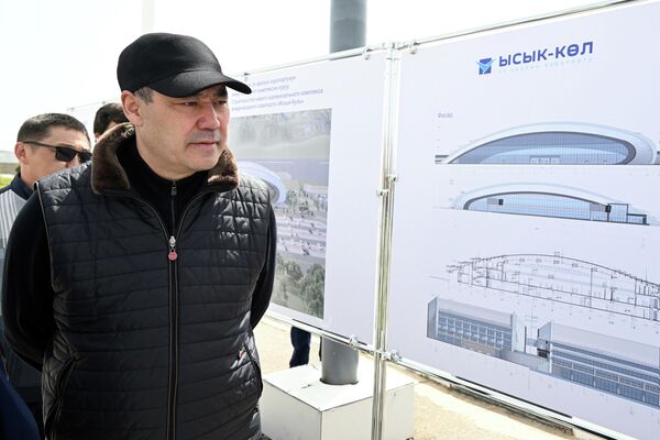 Жапарова проинформировали, что действующий аэровокзал возвели в 2003 году и он уже не справляется с увеличившимся пассажиропотоком - Sputnik Кыргызстан