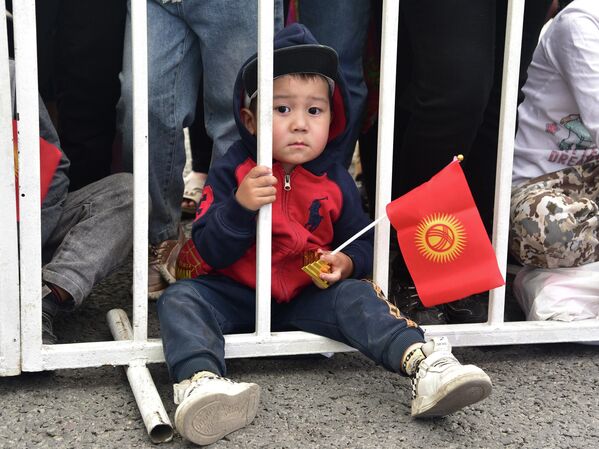 Концерт звезд отечественной эстрады собрал и самых маленьких горожан - Sputnik Кыргызстан