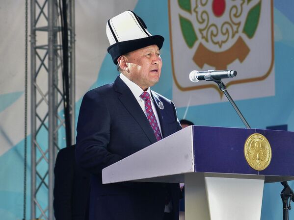 Собравшихся на площади поздравил мэр Эмильбек Абдыкадыров - Sputnik Кыргызстан