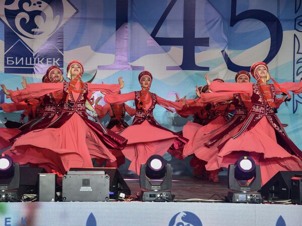 Танцевальный ансамбль во время выступления на праздновании 145-летия Бишкека - Sputnik Кыргызстан